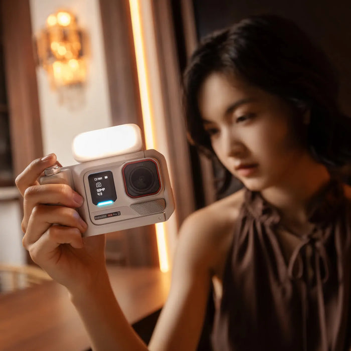 INSTA360 Ace Pro 2 2-in-1 Flash + Fill Light